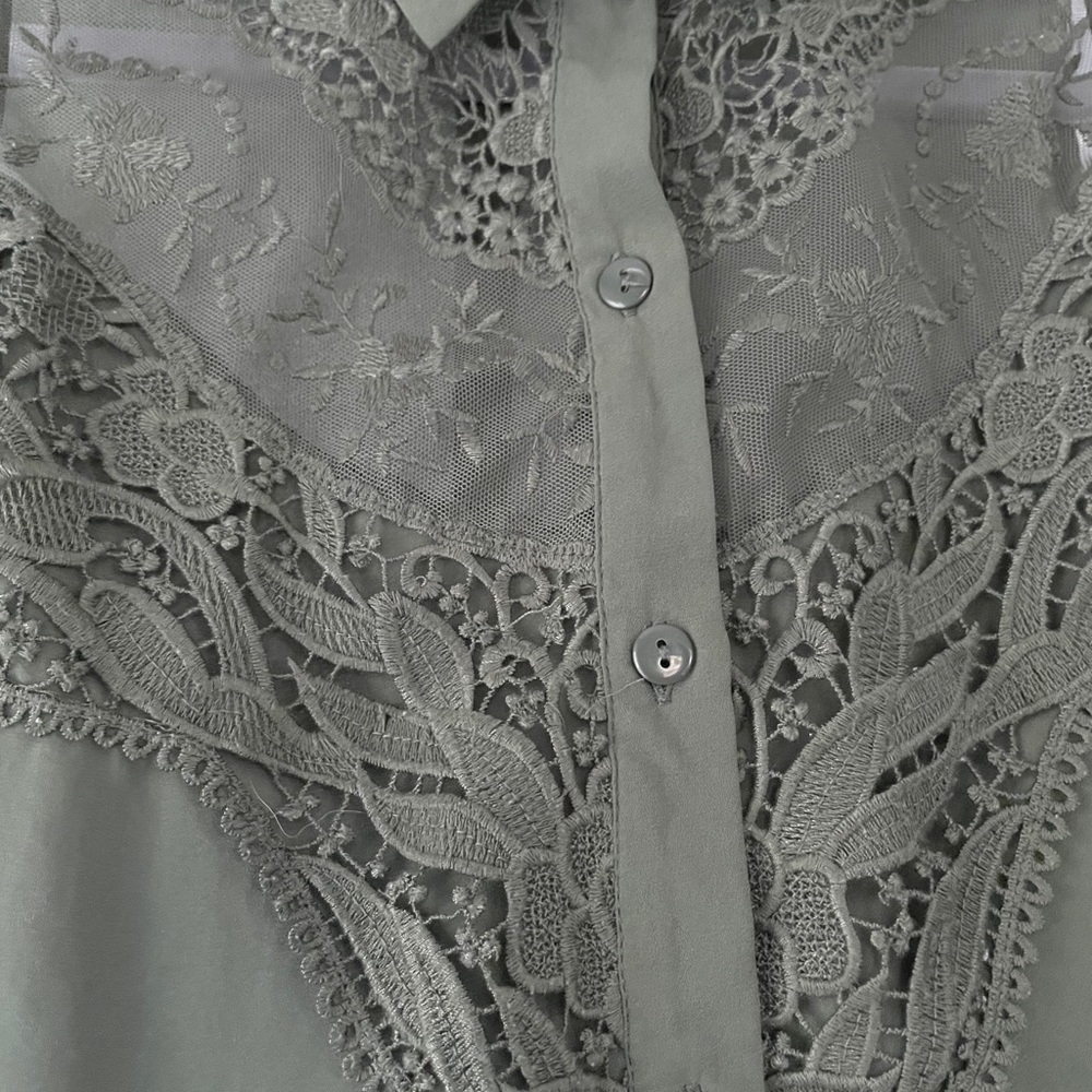 🌿3/$20 Divided Blouse - Picture 2 of 4